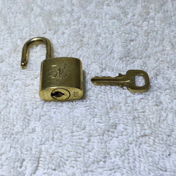 Louis Vuitton Brass '309' Padlock in Goldtone with Goldtone Key (||) - Picture 6 of 7